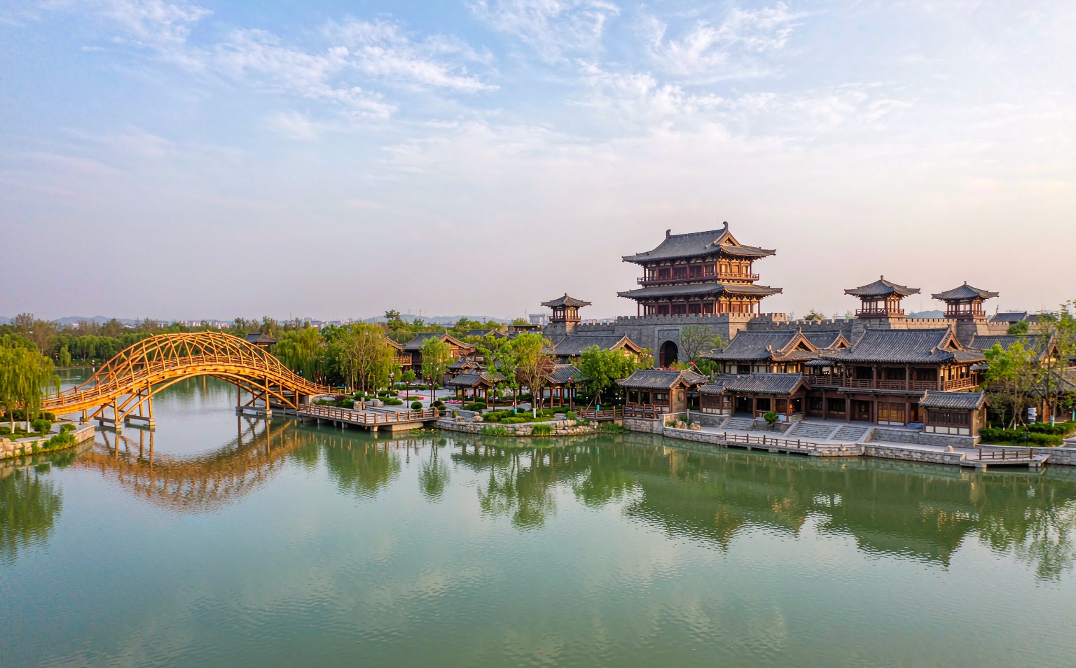河南郑州+开封清明上河园+嵩山少林景区+龙门石窟5日4晚跟团游