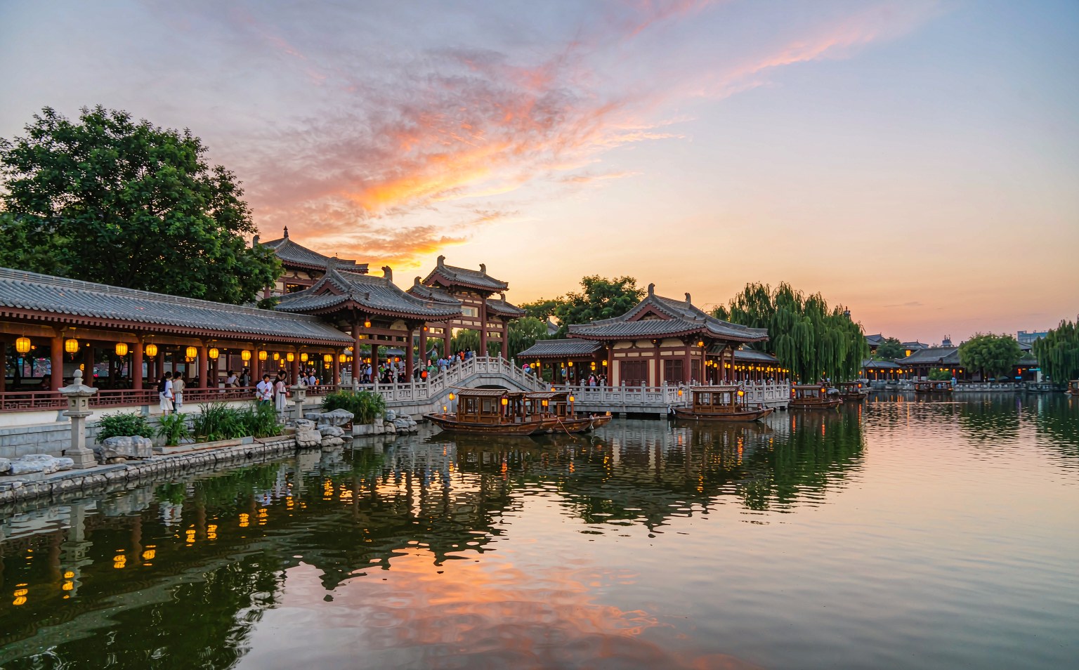 郑州+老君山景区+嵩山少林景区+龙门石窟+白马寺+清明上河园+开封包公祠6日5晚跟团游